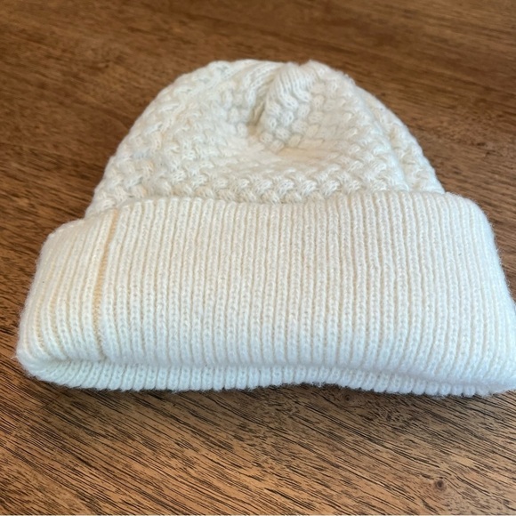 Juicy Couture White Knit Beanie Hat One Size Heart Logo Winter Cozy - Picture 10 of 13